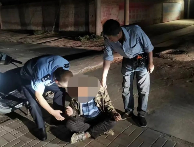 朔州：沉醉不知归路！民警深夜救助醉酒男子