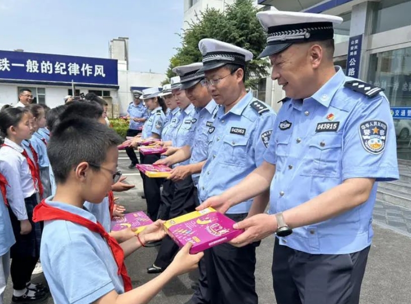 长治壶关：“小萌娃”进警营 “警” 彩过“六一”