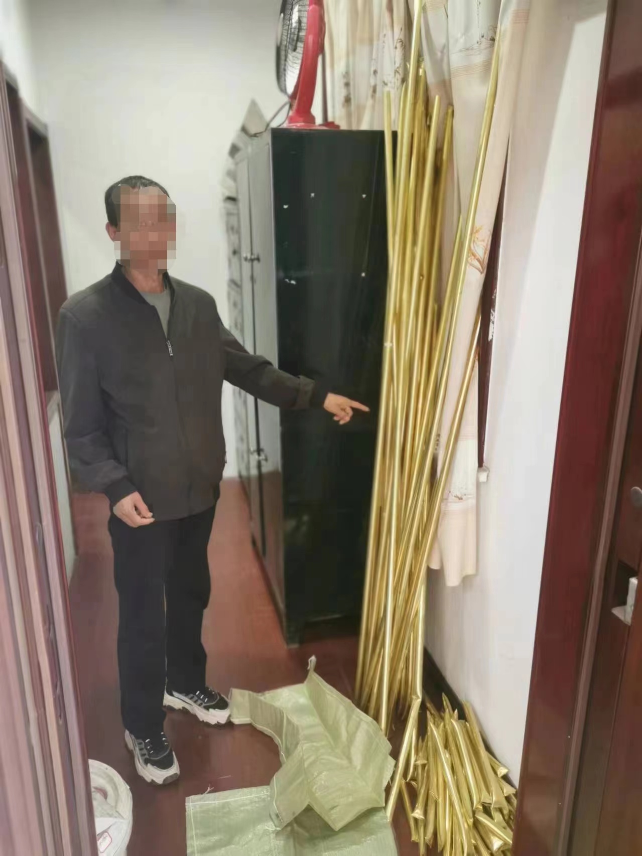 长治：窃贼难逃，一男子盗窃企业库房黄铜管被抓