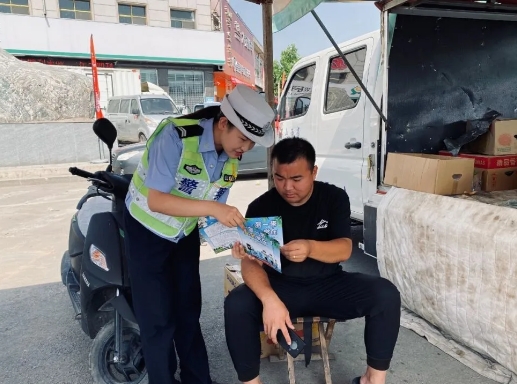 临汾公安交警走进辖区社区开展《道交法》颁布实施20周年主题宣传活动
