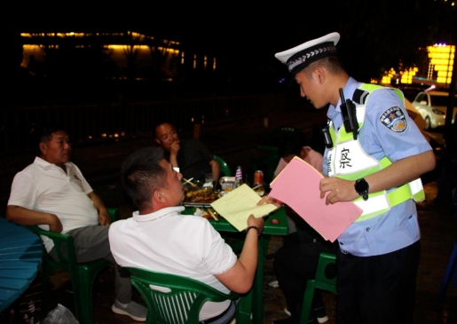 长治武乡交警走进烧烤摊，拒绝酒驾宣传“零距离”