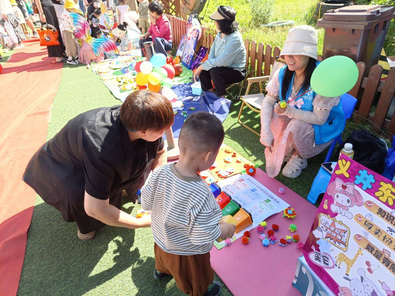 太原万柏林区长风西街街道：垃圾分类摆小摊  擦出环保“新火花”
