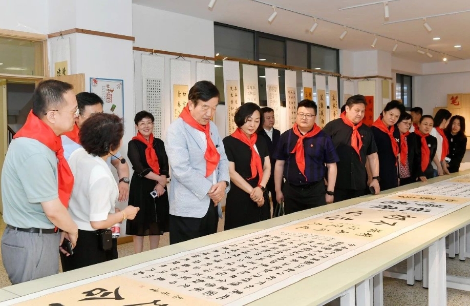 中国书法家协会名誉主席苏士澍一行来太原双东小学参观调研