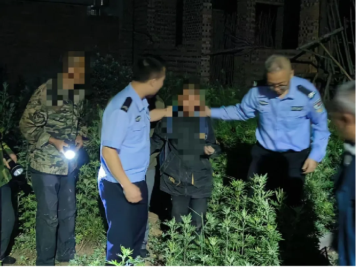 山西左权县公安局芹泉派出所：孩童走失家长急，民警迅速帮找回