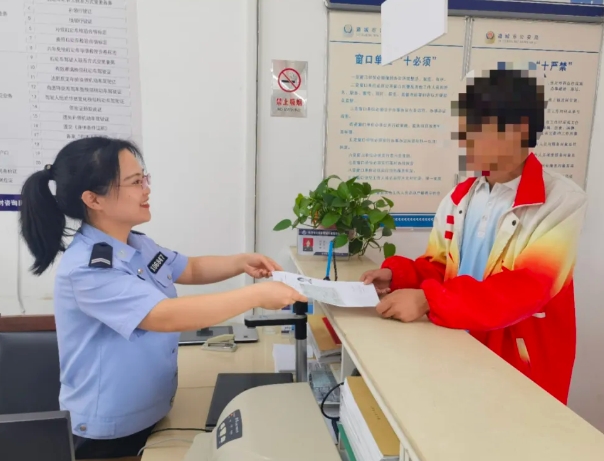 高考倒计时，拿到临时身份证的他们舒了一口气