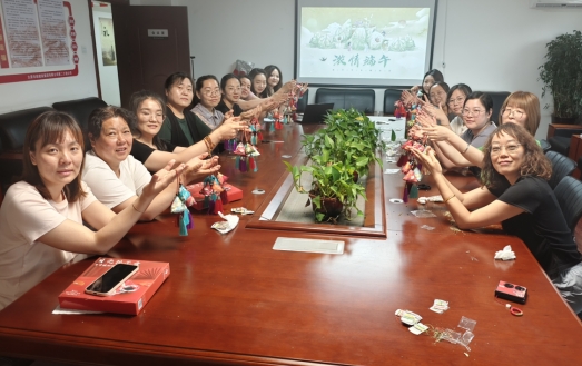 太原市政集团二公司：巧手做香囊，浓情迎端午