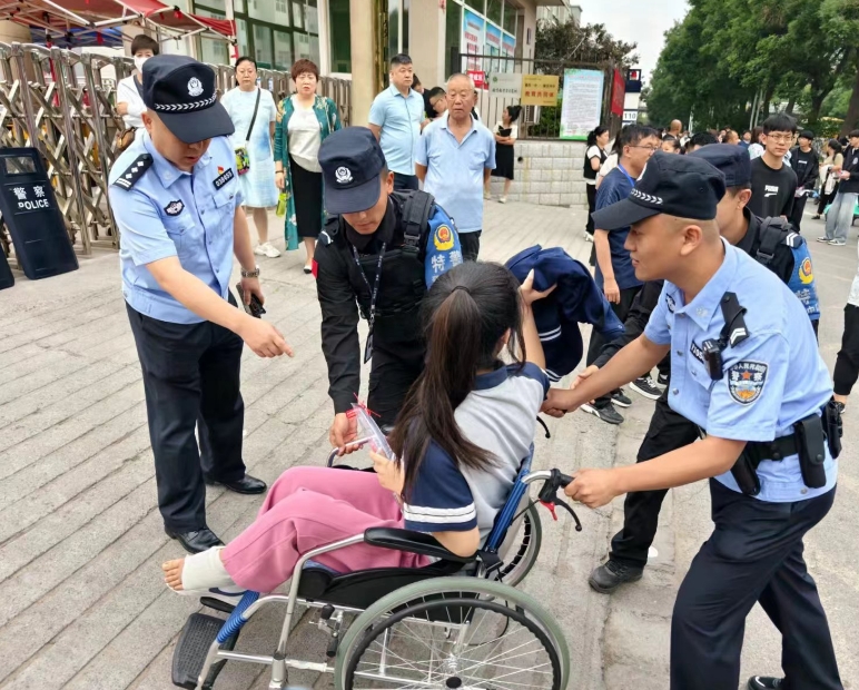 【护航高考】暖心！民警助受伤考生“赴考”