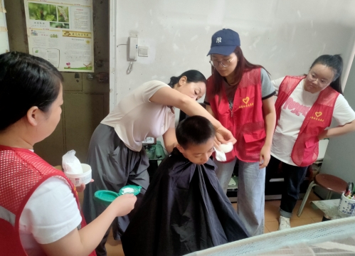 浓情端午  关爱困境——太原万柏林区和平街道西巷社区开展“爱心妈妈”结对帮扶关爱