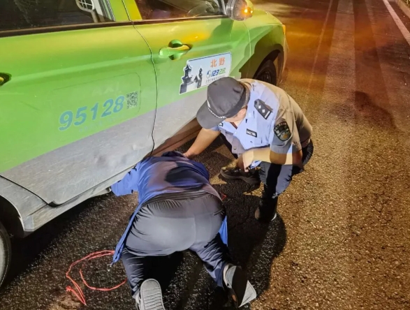 长治壶关公安：车辆爆胎司机犯难  民警秒变“修理工”