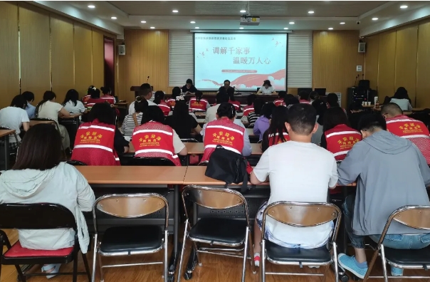 太原迎泽区：劳动仲裁员下社区，助网格员解决纠纷