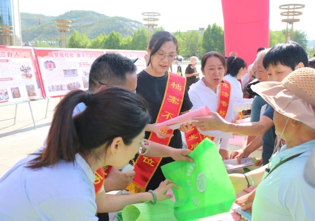 山西灵石县档案馆开展国际档案日集中宣传活动