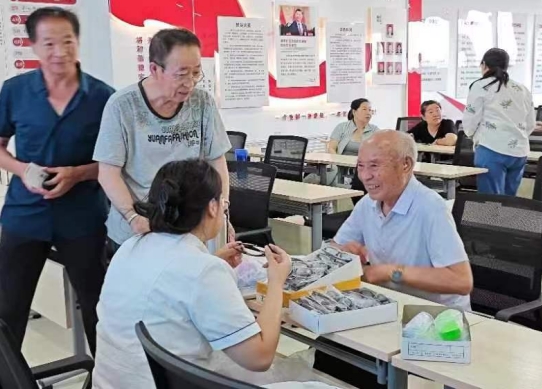 太原万柏林区长风西街街道：党建凝聚力  关爱送温暖