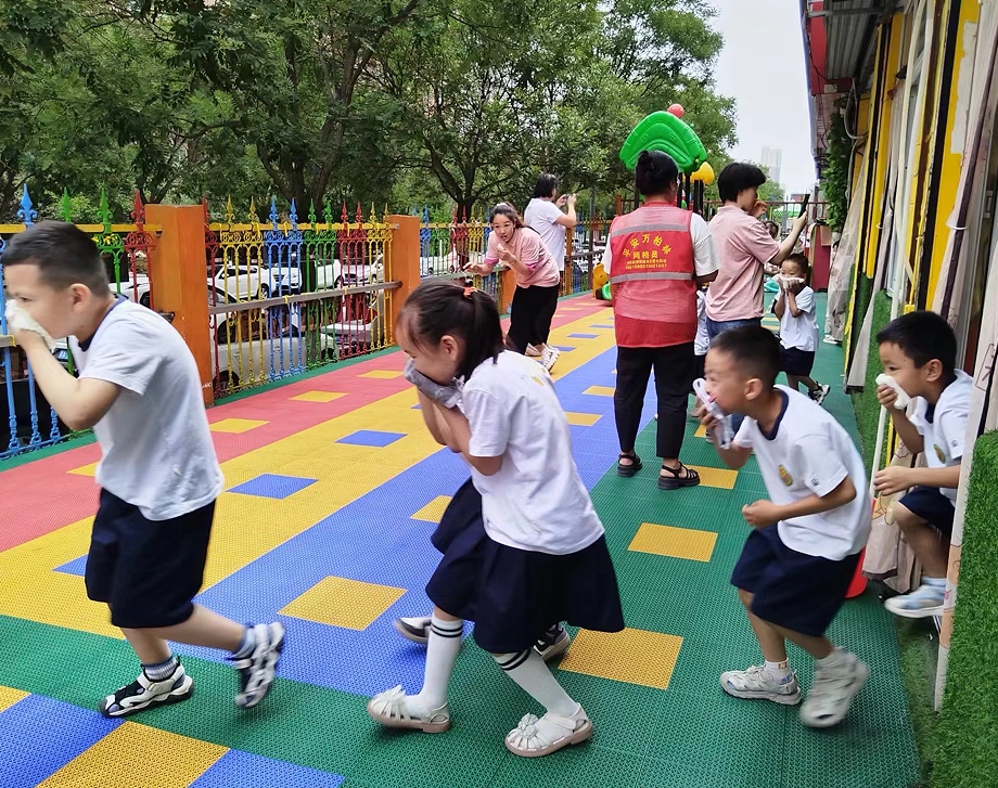 消防安全，携手“童”行——太原万柏林区和平街道西线社区联合未来星幼儿园开展消防演