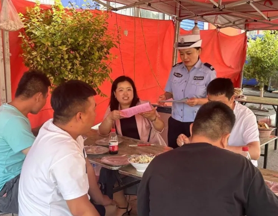 长治壶关交警：“赶”庙会“话”安全  交通知识入人心