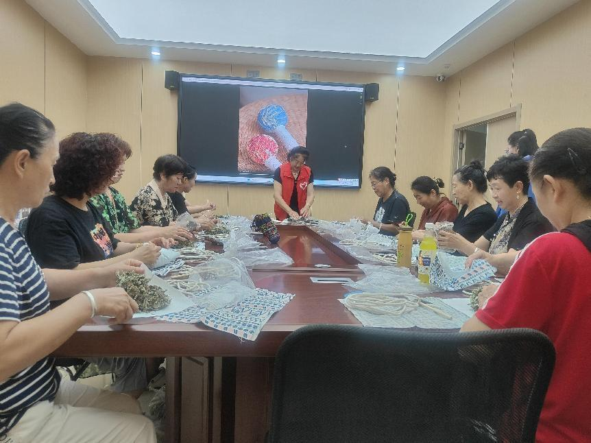 太原万柏林区和平街道开展“‘艾’在身边‘锤’出健康”主题DIY手工艾草按摩锤活动