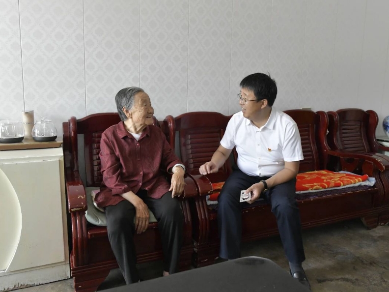 山西灵石县县长陈昉在南关镇走访慰问困难党员