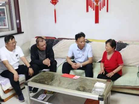 山西灵石县委书记韩军在静升镇走访慰问困难党员