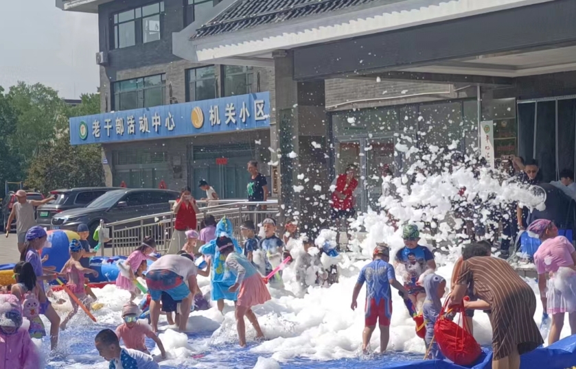太原晋源区新城社区儿童泡沫水枪大战潮趣又清爽