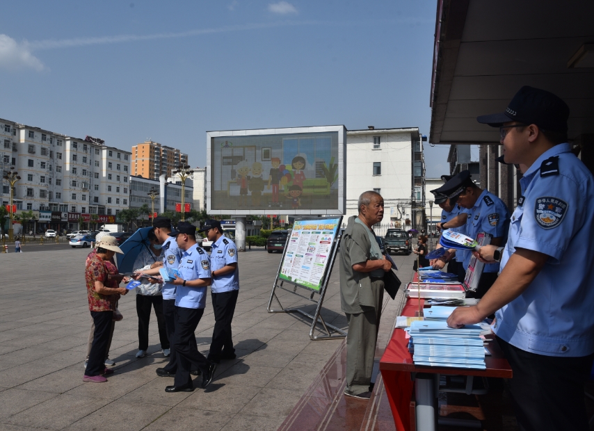 长治潞东警方组织开展“6.26”国际禁毒日宣传活动