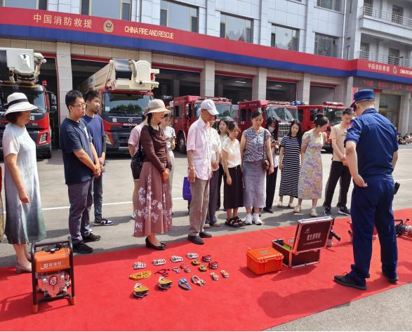 太原万柏林区长风西街街道：走进消防队  致敬“火焰蓝”