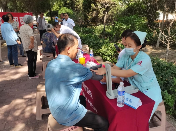 太原万柏林区长风西街街道统战工作站开展“健康进社区  共绘同心圆”义诊活动
