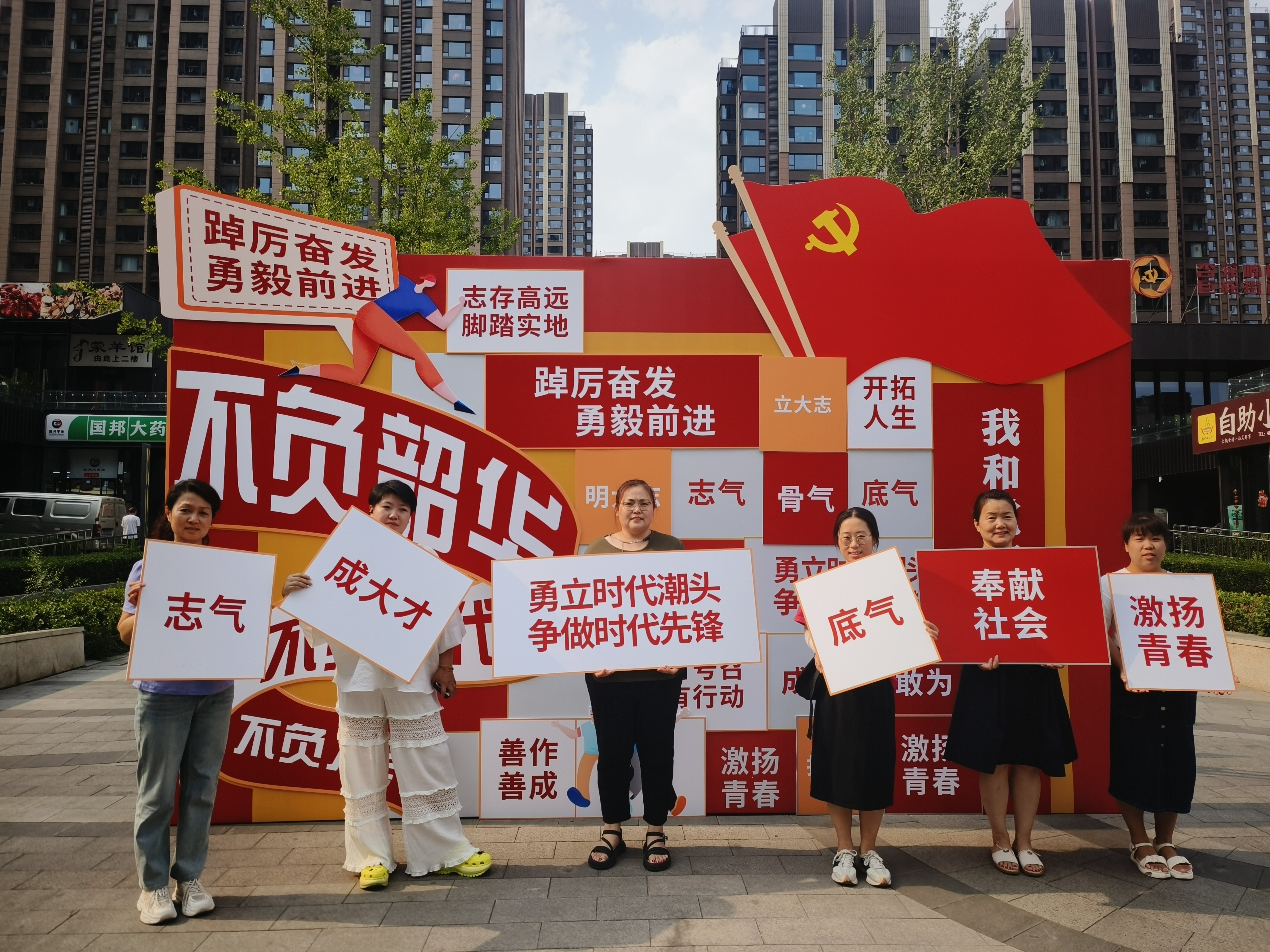 用镜头定格信仰