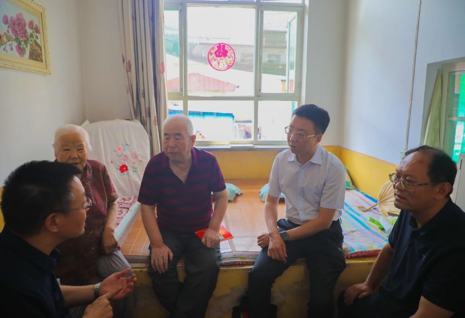 太原尖草坪区：“七一”慰问送关怀  真情传递聚党心