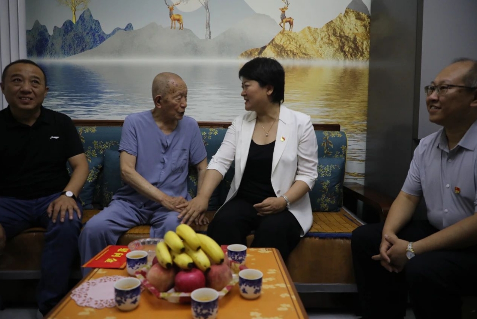 太原尖草坪区：刘锦春开展“七一”走访慰问活动并讲授专题党课