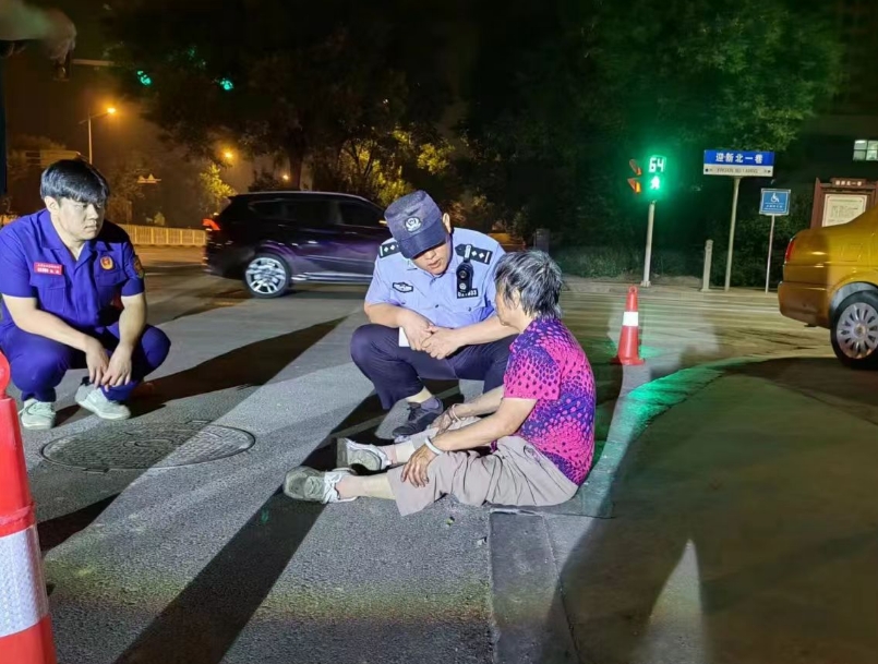 太原尖草坪公安分局迎新街派出所暖心救助一名走失老人