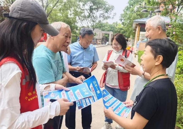 太原万柏林区晋祠路社区开展防范电信诈骗宣传活动