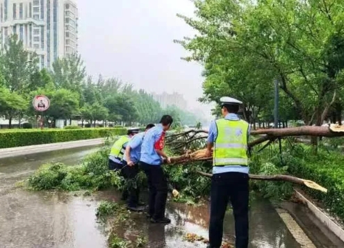 长治公安：狂风暴雨中，他们“硬核”守护！