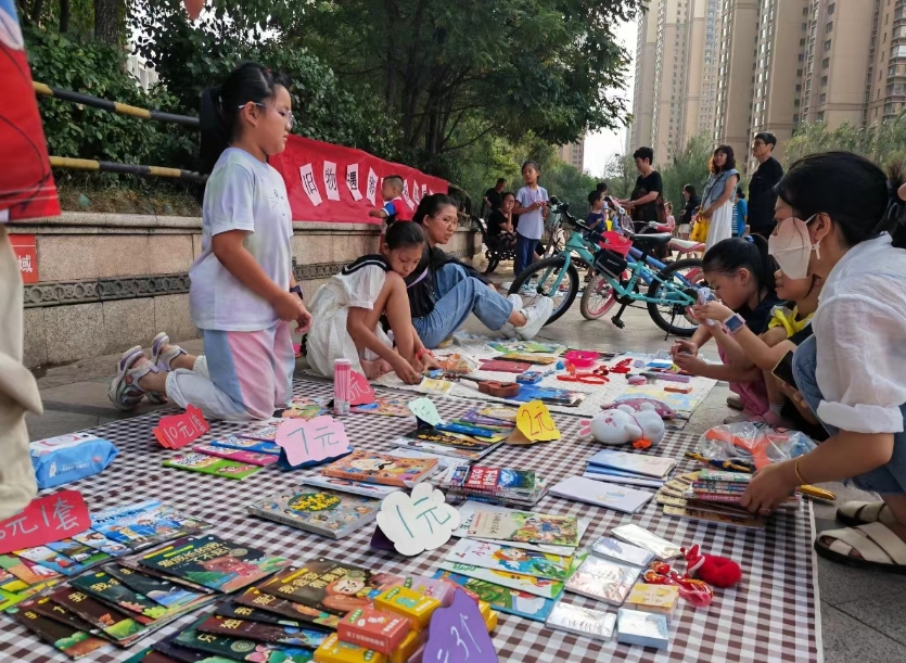 太原晋源区兰亭御湖城社区开办“旧物遇新主，闲置变宝贝”跳蚤市