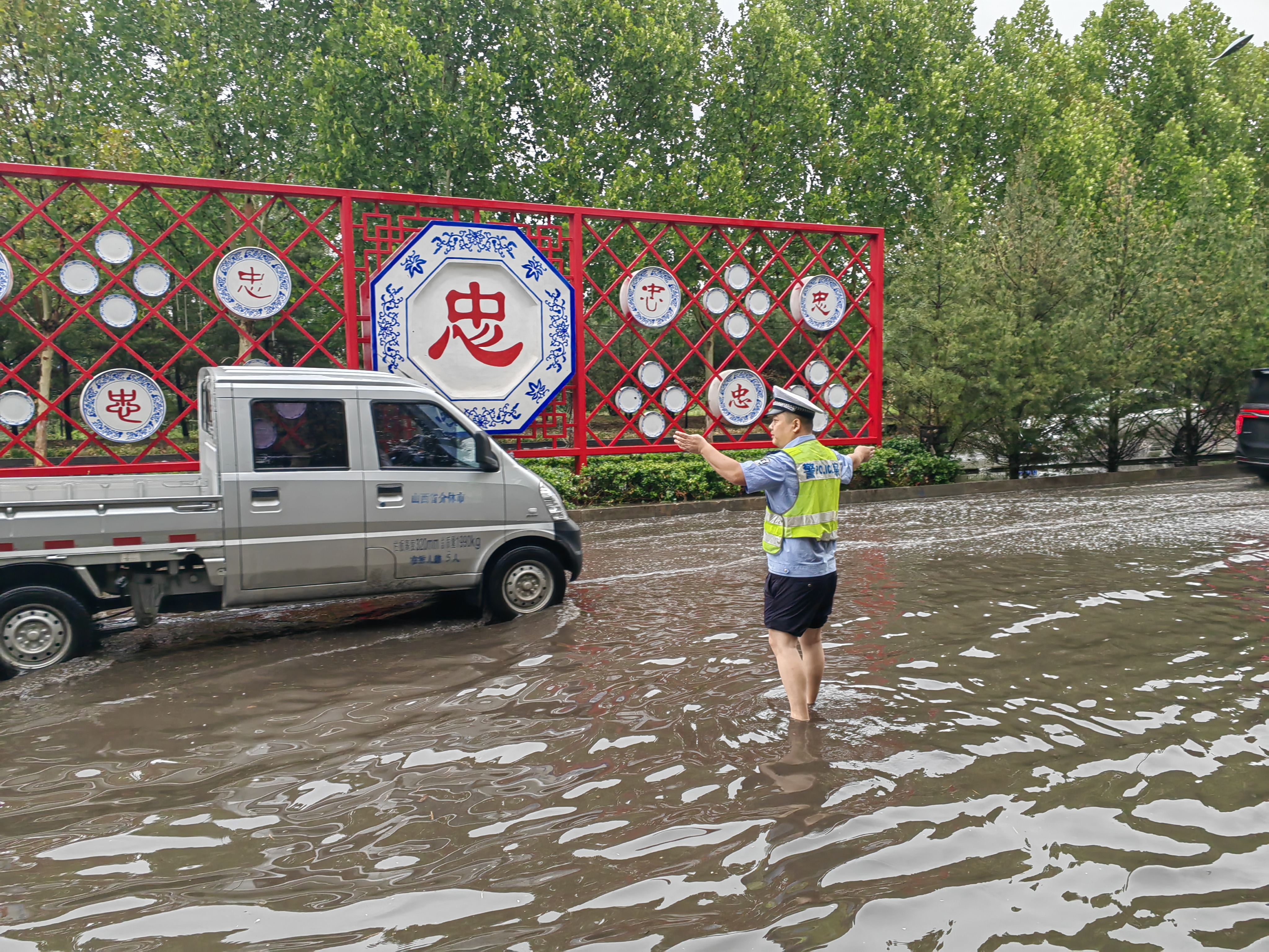 山西介休交巡警大队：“警”色相伴，“雨”您同行