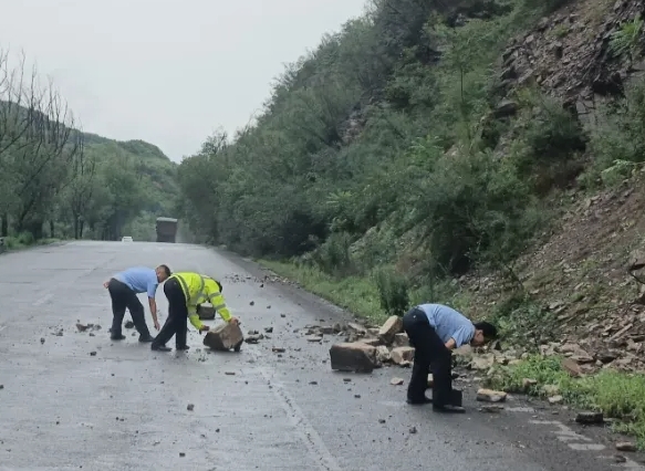 雨中坚守工作岗位，临汾公安交警辅警为人民群众撑起了“安全伞”！