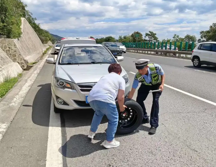 交警正能量 | 山西高速交警帮换胎  排忧解难暖人心