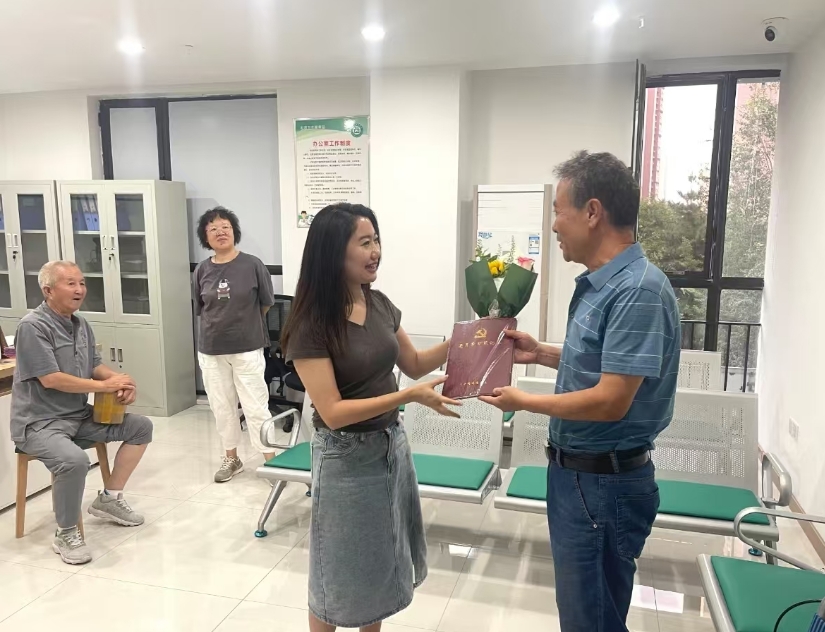 太原晋源区义井街道西中环二社区：鲜花送天使  情暖医师节