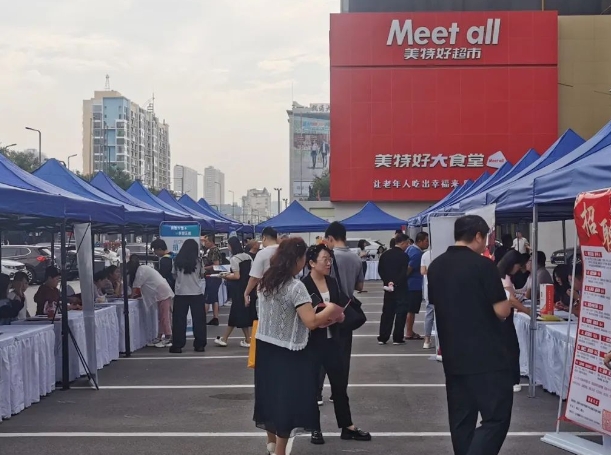 太原小店区学府街道零工“驿站”举行线下专场招聘会