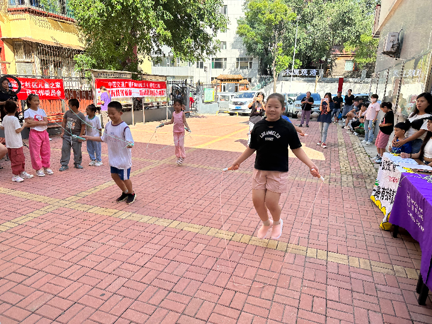 太原万柏林区和平街道：绳彩飞扬  健康童心