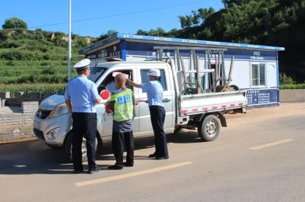 长治武乡：交警携手交通劝导员，共筑农村道路“安全网”