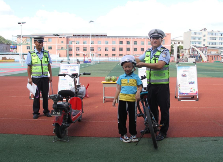 吕梁公安交警进校园，上好交通安全“第一课”！