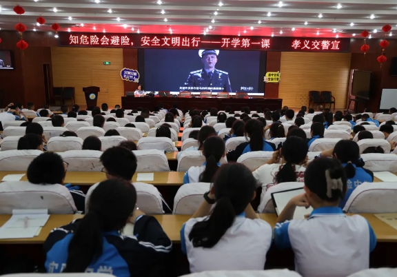 交通安全进校园   吕梁孝义公安“警”彩开讲!