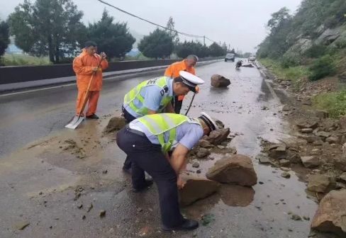 长治武乡：暴雨中的“警察蓝”，越是风雨越向前