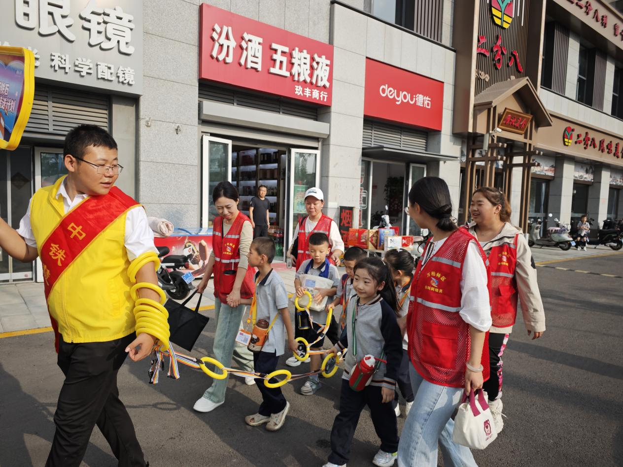 太原万柏林区小井峪街道：手拉手格格护航上学路  心连心筑牢校园平安基