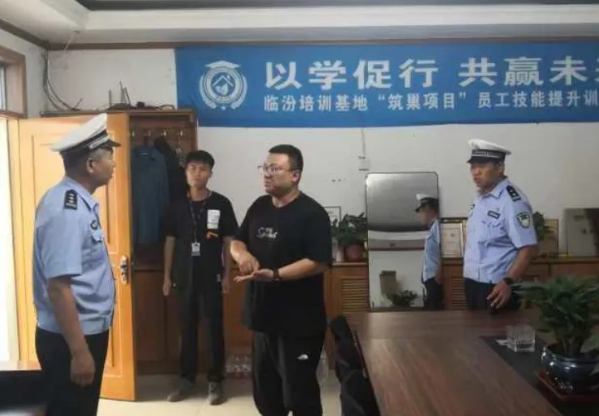 临汾公安交警支队直属二大队走进快递企业开展交安宣传暨三个“十小事”宣传活动