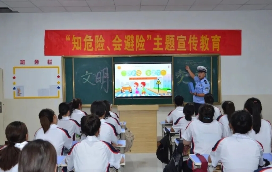 临汾公安交警走进辖区校园 敲响交通安全“上课铃”