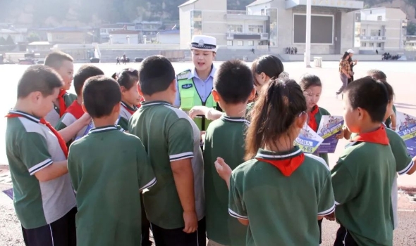 临汾公安交警走进辖区广场针对“一老一小”开展交通安全宣讲活动