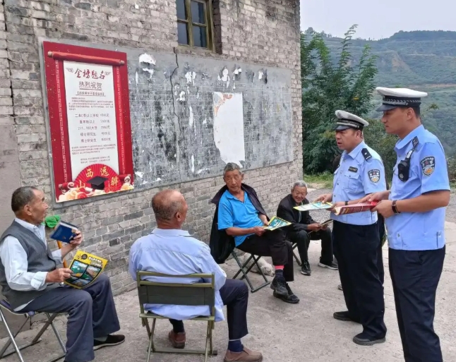 吕梁公安交警开展秋季交通安全宣传活动