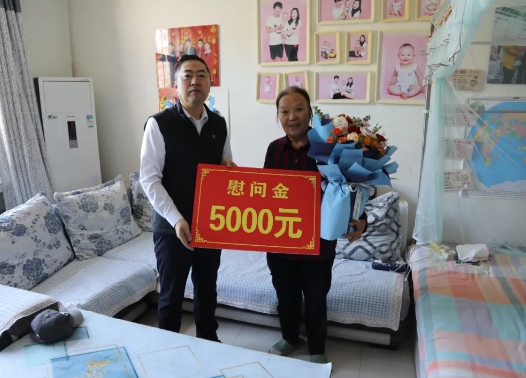 吕梁市公安局党委委员、副局长刘亚楼在石楼县看望慰问英烈家属