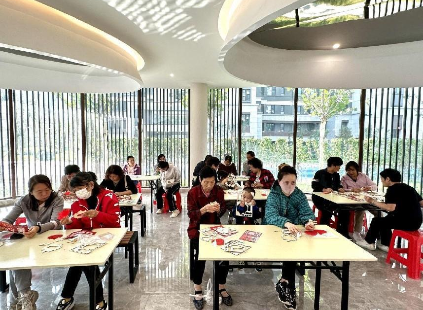 浓情国庆  点亮幸福——太原万柏林区小井峪街道新城社区庆国庆手工DIY制作活动