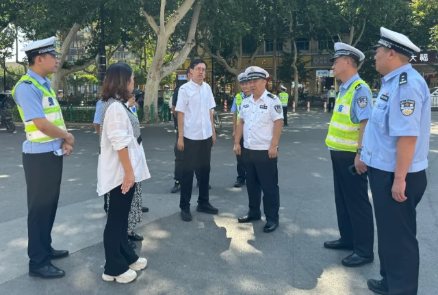 临汾市公安局党委委员、交警支队党委书记、支队长曹国刚实地调研指导学校周边街巷交通